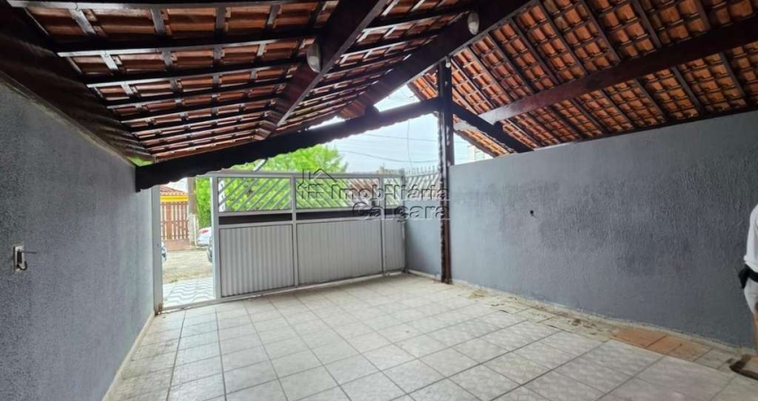 Casa com 02 dormitórios e edícula á 100 metros da praia, no Maracanã!