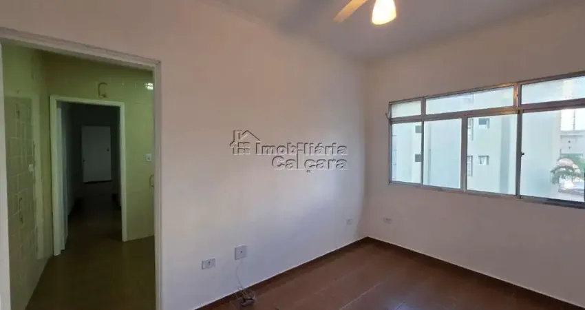 Excelente oportunidade no Caiçara, apartamento com 02 dormitórios á 200 metros da praia!!!