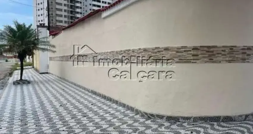 Casa com piscina no Caiçara, á 100 metros da praia!!!