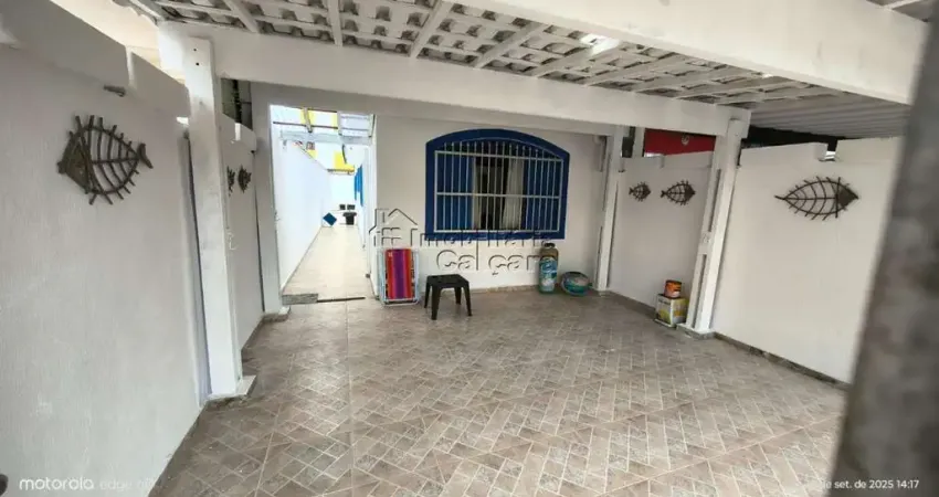 Oportunidade no solemar, á 100 metros da praia casa com 02 dormitórios!!