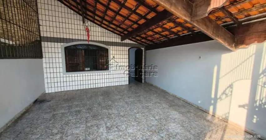 Casa no bairro caiçara, á 150 metros da praia, com 02 dormitórios!