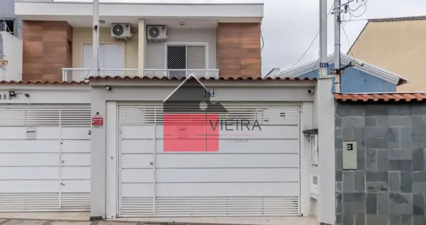 Sobrado com 3 suítes, quintal com churrasqueira e cobertura retrátil, sistema de energia elétrica s