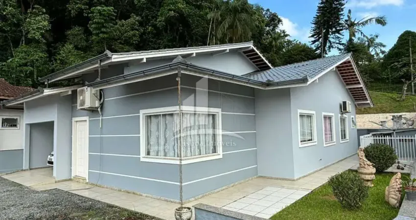 Excelente casa com piscina a venda no bairro Glória !!