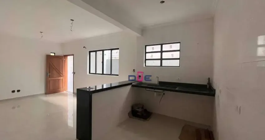 Casa sobreposta térrea com 3 suítes sendo 1 privativa e 2 americanas, no Embaré só 950 mil com 2 vagas. Novinha!!!