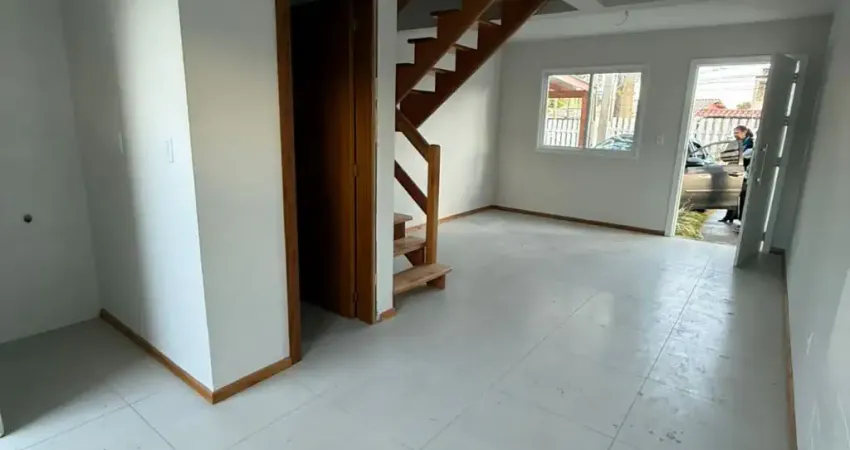 Casa estilo sobrado com 2  quartos, bairro hípica, uma vaga de garagem