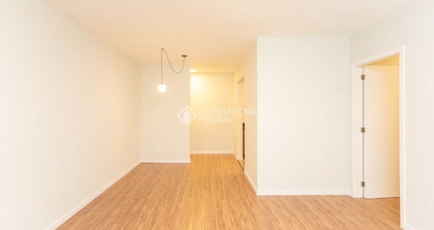 More num ótimo apartamento, 2  quartos com vaga, no Bairro Mont Serrat