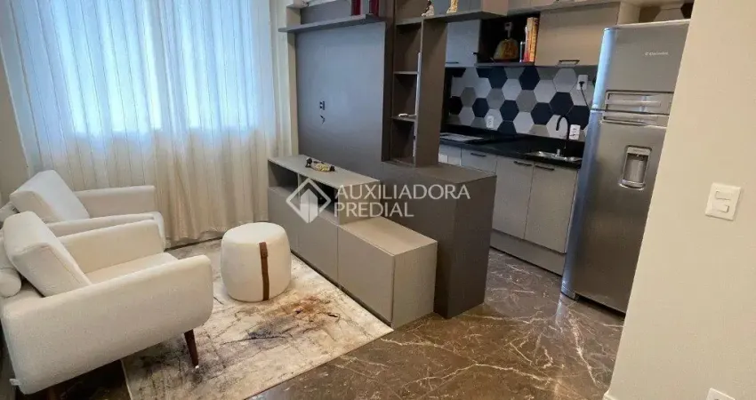 Apartamento semi mobiliado de 2 dormitórios, vaga coberta e escriturada