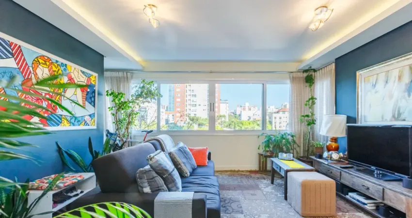 Encante-se com este amplo apartamento transformado em dois dormitórios, sendo uma suíte com closet/gabinete — facilmente reversível para a planta original de três dormitórios.