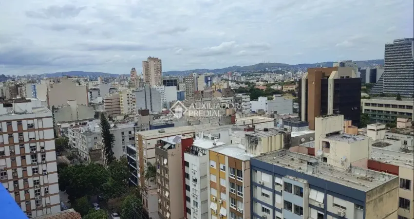Cobertura duplex no centro histórico, andar alto, vista para o guaíba, com 72m² privativo (47m² apartamento + 25m² terraço). possui no andar inferior: sala de esta com lareira, 1 quarto com ar condici