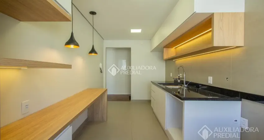 Apartamento reformado por arquiteta com 3 dormitórios e suíte em localização privilegiada!
