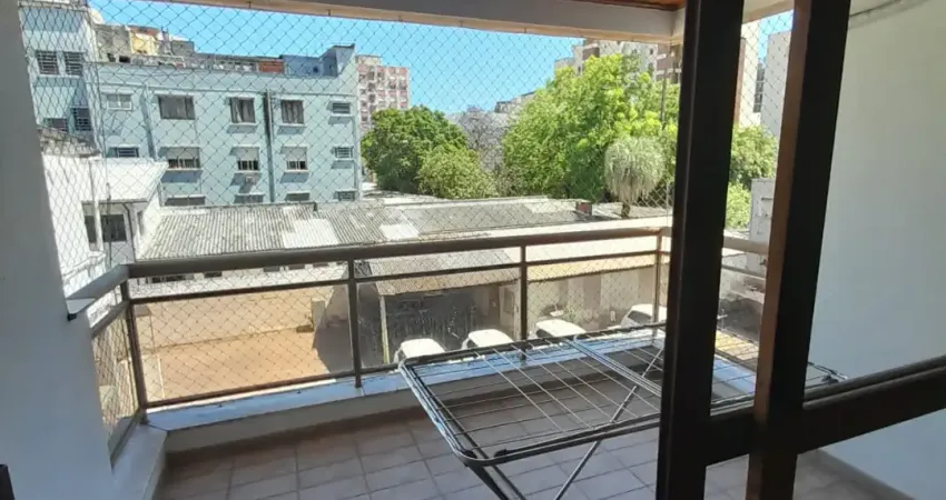 Apartamento com 2 quartos amplos e iluminados, 1 vaga de garagem privativa, localizado em uma rua tranquila e bem localizada. perfeito para quem busca conforto e segurança. ótima oportunidade para m