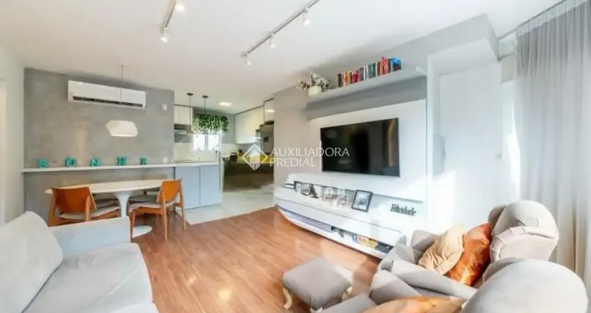 Encante-se com este apartamento totalmente reformado e mobiliado, pronto para morar, localizado no bairro vila ipiranga, uma das regiões mais valorizadas e completas de porto alegre.