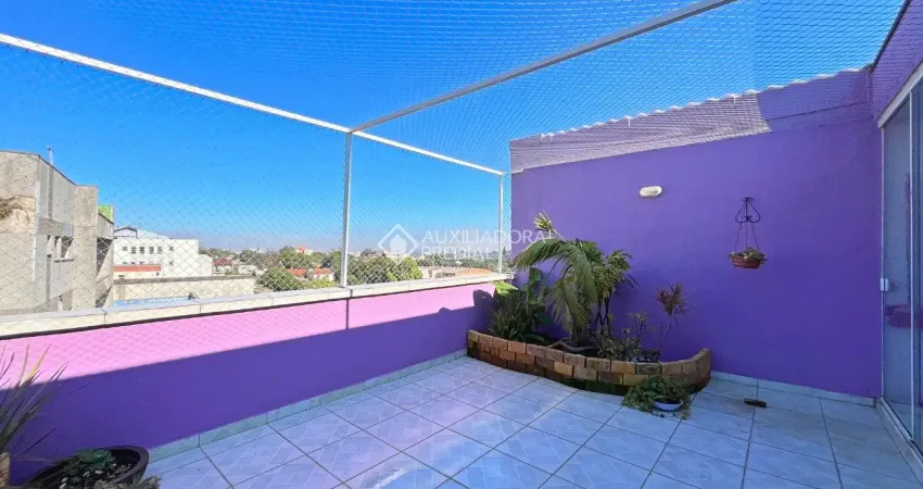 Cobertura reformada com 2 quartos com suíte e vaga no bairro nonoai