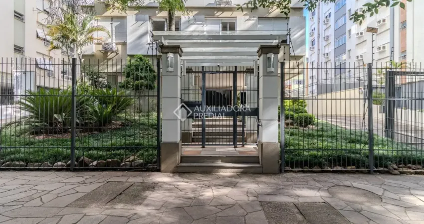 Você está procurando por um apartamento com características específicas no bairro Moinhos de Vento, em Porto Alegre. 3 quartos transformados em 2, Vaga de garagem