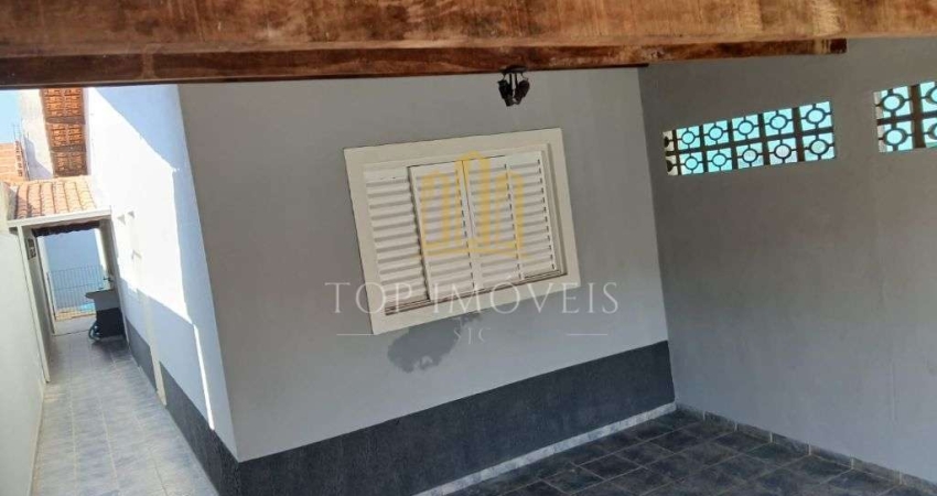 Oportunidade! Casa de 2 dormitorios com planejados e piscina no Residencial Uniao - Zona Sul