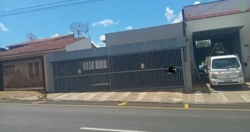 Vendo Casa de fundo com Salão Comercial na frente na Av. Galeazzi.