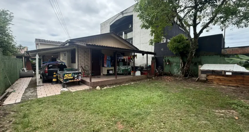 Terreno central com casa construída, excelente localização em matinhos