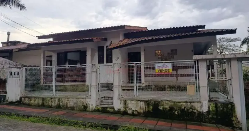 Casa com 3 pisos, 8 qts, 3 salas, 3 cozinha, 5 banheiros e 3 garagens cobertas no bairro comerciário