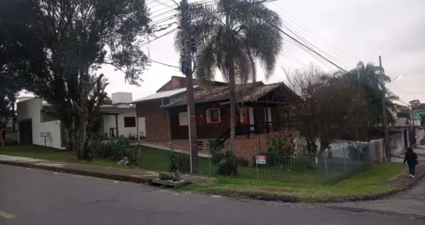 Casa mista de esquina em ótimo estado de conservação com garagem para 3 carros.