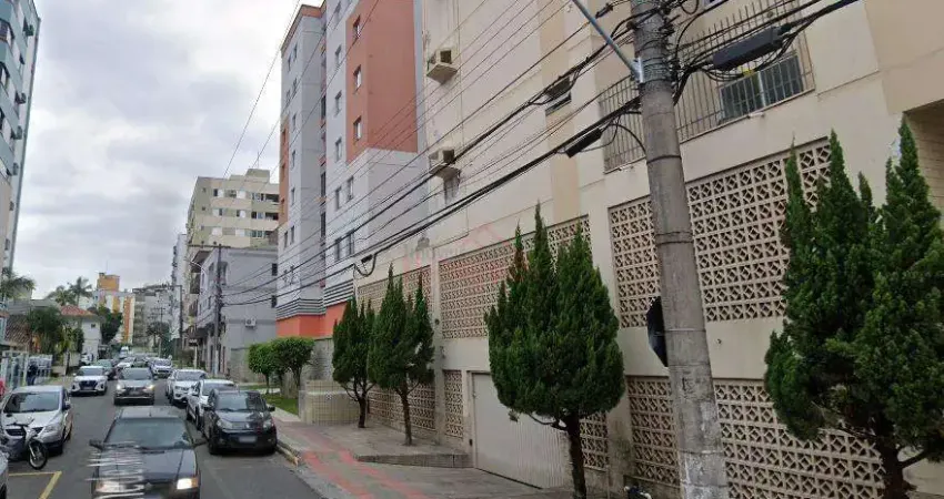 Apartamento central de frente, 3 quartos, garagem, elevador.