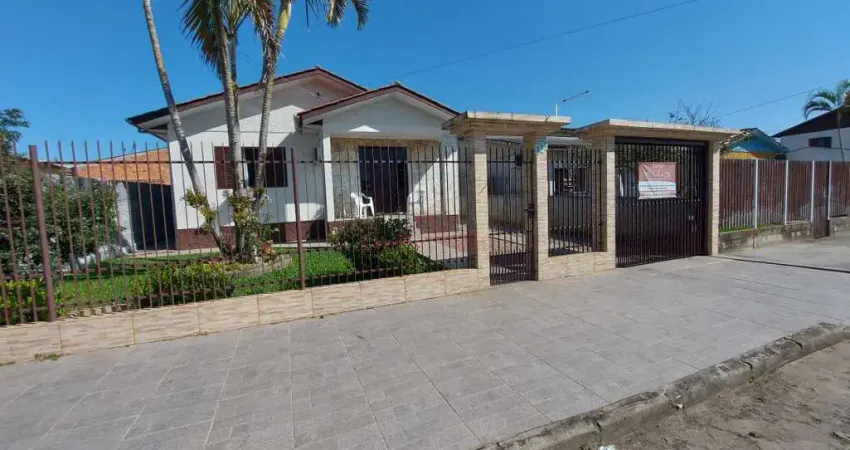 Casa em alvenaria no bairro imperatriz com 03 dormitórios e edícula, pátio grande