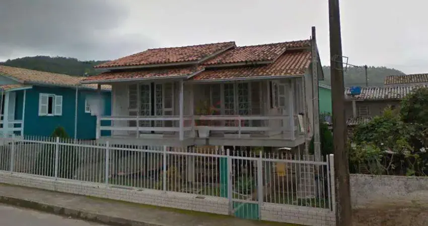 Casa chalé (madeira) em bom estado e ótima localização no bairro são marcos  em criciúma sc