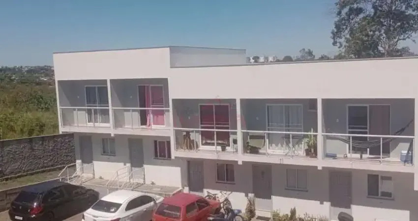Casa-sobrado em condomíno fechado, em ótimo estado, aceita financiamento.
