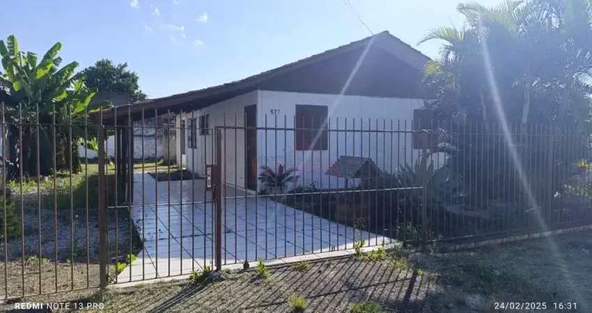 Casa: com ótimo pátio e boa localização no bairro pinheirinho em criciúma