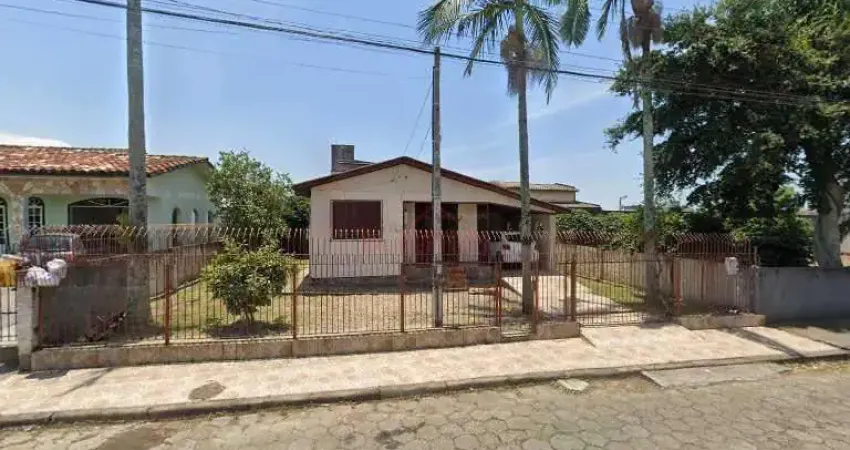 Ótimo terreno plano e alto todo muradocom uma casa mista, alvenaria e madeira, em bom estado.