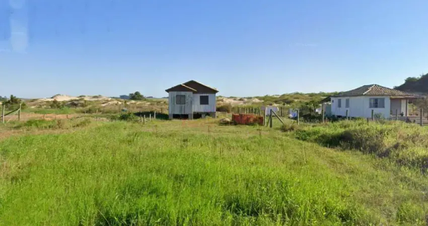 Terreno com 2 frente com casa de madeira econômica, no balneário rincão, zona sul.