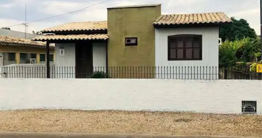 Casa mista (madeira e alvenaria) 2 dormitórios com pátio grande.