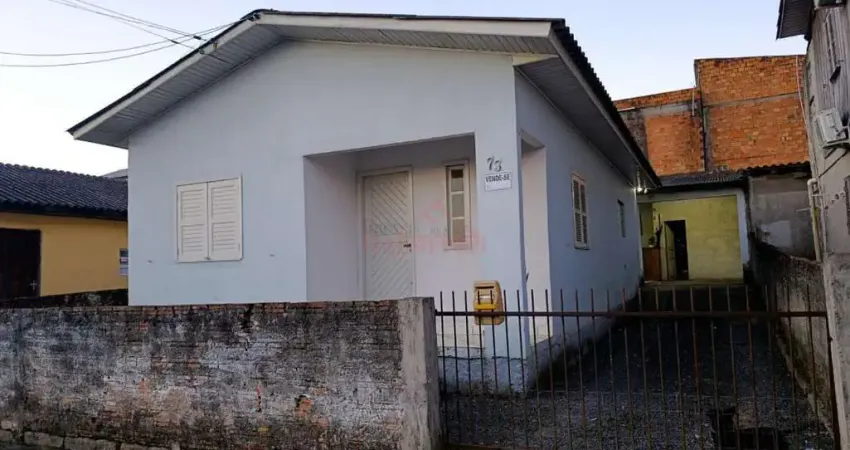 Casa de alvenaria em ótimo estado, terreno alto a poucos minutos do centro