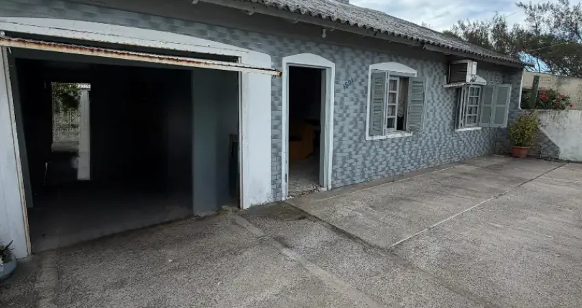 Excelente casa com piscina com 2 dormitórios com distancia de apenas 200 metros do mar