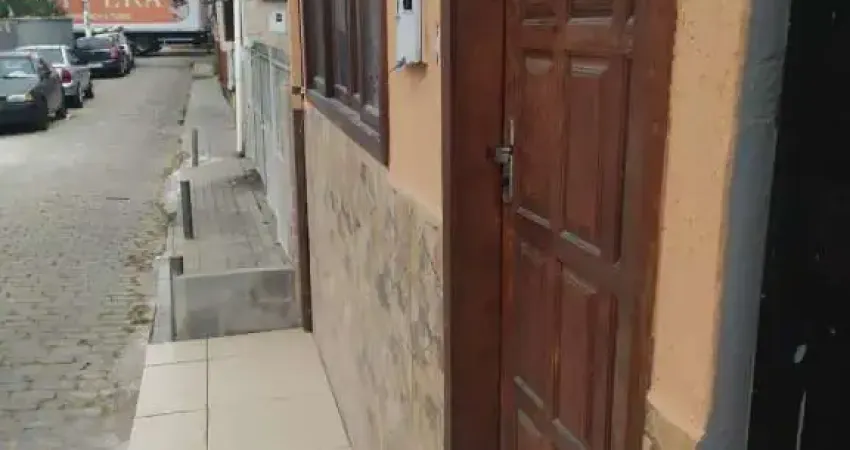 Casa à venda em Nova Friburgo-RJ muito bem localizada, no Centro da cidade. Ponto comercial na frente e duas moradias independentes.