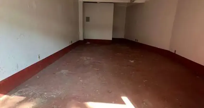 Vende-se loja em Guarapari, na Praia do Morro, 400 m da praia, térreo, nunca usada.