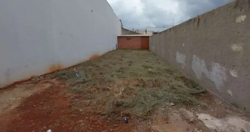 Lote em Tatuí, Jardim Planalto, 6 x 27 m, murado, plano.