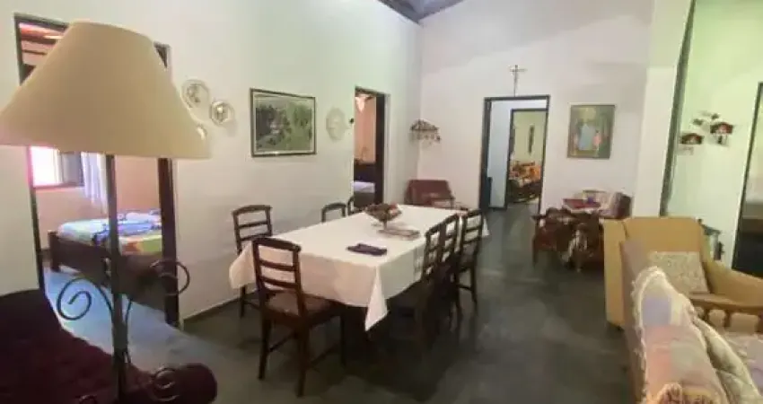 Sítio em quadra, 23 alqueires, sede, 2 casas, porteira fechada.