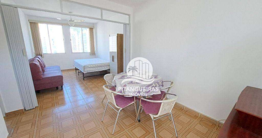 Apartamento com vaga de garagem, na quadra da Praia na Praia de Pitangueiras.