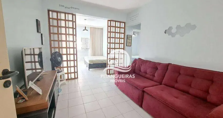 Apartamento com 2 dormitórios no Centro do Guarujá, na quadra da praia.