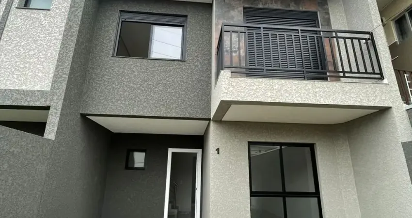 Triplex frontal com quintal  04 quartos  e  suíte NOVO -