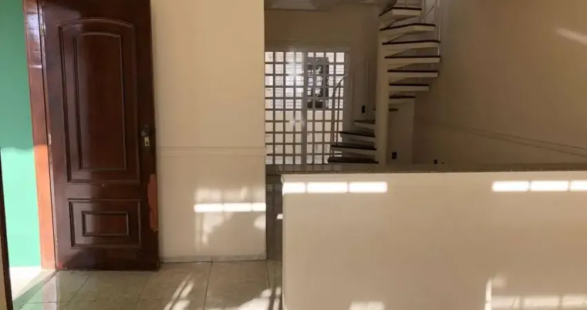 Casa para venda em Centro de 250.00m² com 4 Quartos, 1 Suite e 6 Garagens