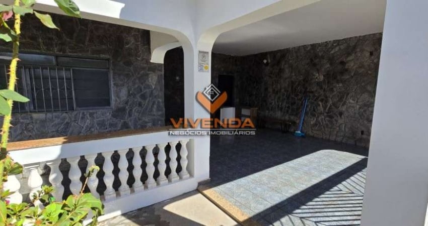 CASA AMPLA,CONSERVADA,2 SUITES,1DORMITORIO,1OFICCE NO CENTRO