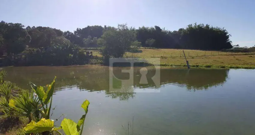 Chácara de 10.000 m², (1 hectare), com 2 casas, 1 açude, luz, galpão,piscina,cercada,perto da cidade, maior parte do acesso com asfalto. r$ 450000,00