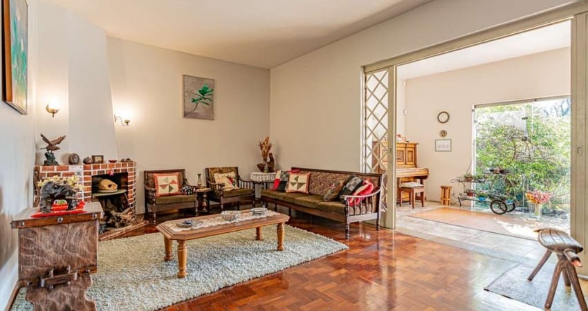 Casa tipo para venda com 4 quartos, sendo 2 suítes, 258m²