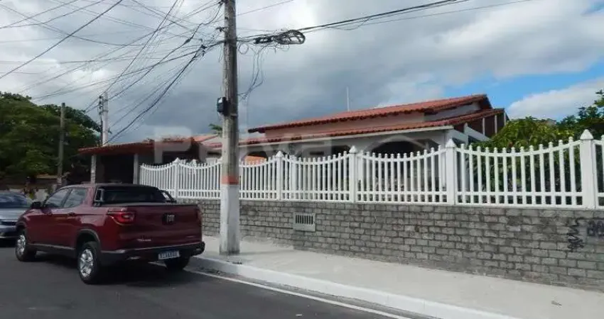 Excelente casa com 3 quartos (suíte) e anexo, próxima à praia