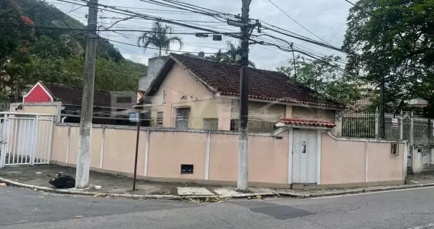 Casa em São Francisco (Comercial ou Residencial)