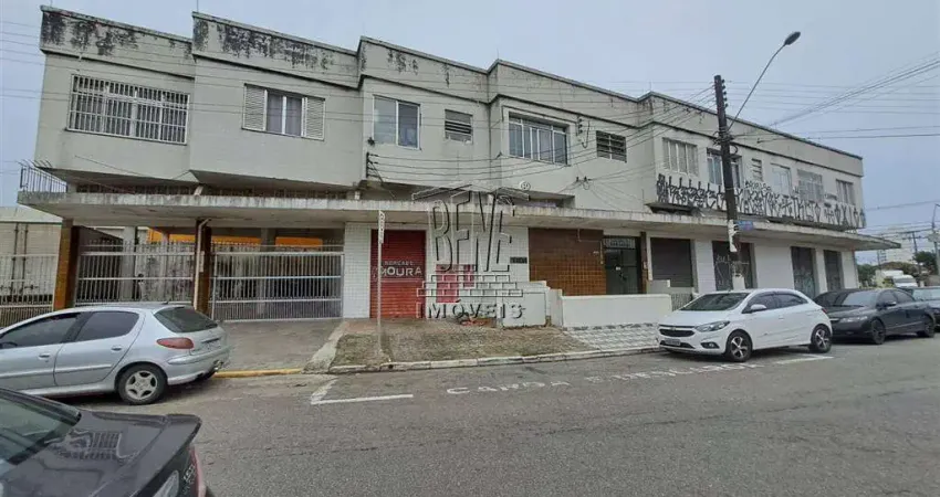 Apartamento com 1 dormitório, sala, cozinha, área de serviços e uma vaga de garagem.