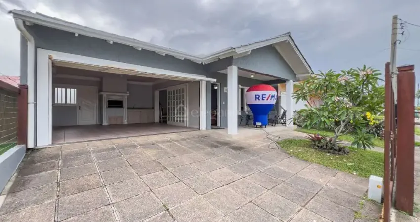 Casa próxima do mar com quatro dormitórios mobiliada com piscina em xangri-lá.