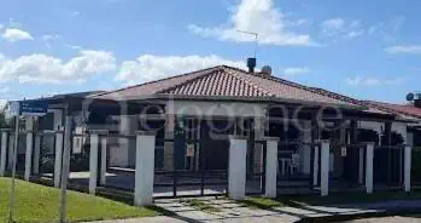 Imagine uma elegante casa de esquina, situada no vibrante coração da praia de xangri-lá, onde cada amanhecer promete uma nova aventura.