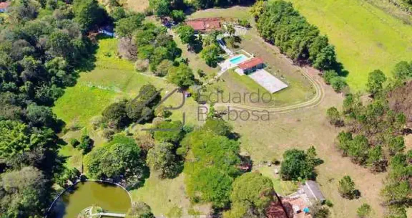 Sitio com 44 mil m² a venda, 4 báias, lago, campo, pomar, pasto, horta, ótima localização